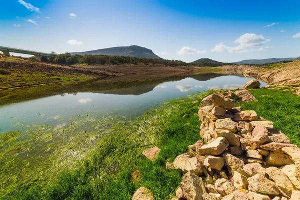 Rochas e vegetação em Temo Lake shore — Fotografia de Stock