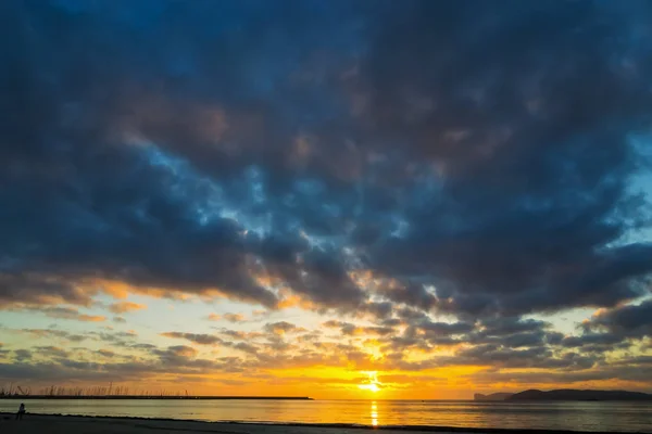 Donkere wolken boven de kust van Alghero bij zonsondergang — Stockfoto