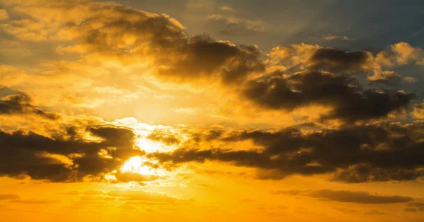 Karanlık bulutlar ve parlak güneş batımında — Stok fotoğraf