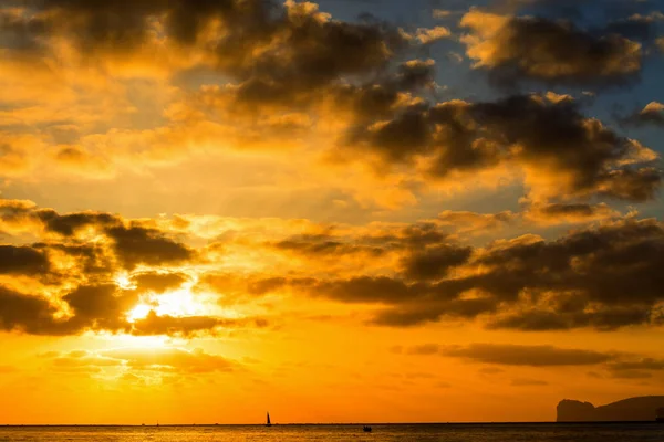 Nuvens escuras sobre o mar ao pôr do sol — Fotografia de Stock