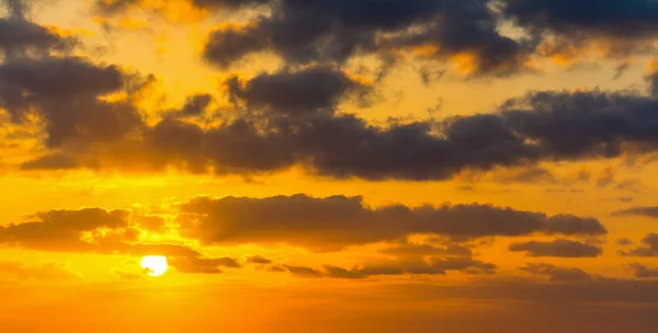 Moln och skinande Sol i solnedgången — Stockfoto