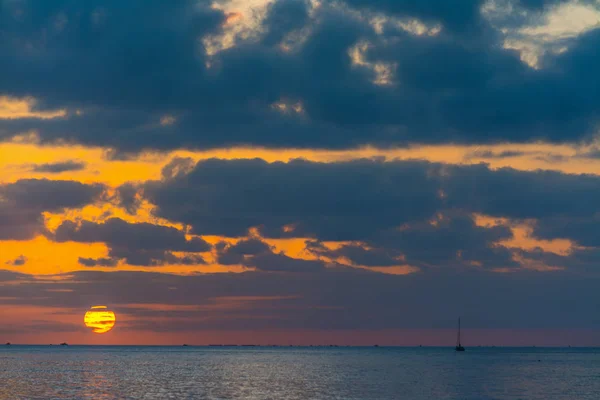 Dramatická obloha při západu slunce nad mořem — Stock fotografie