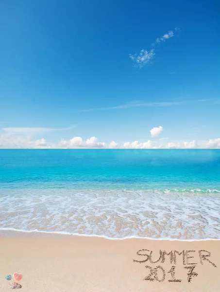 Bienvenido al verano 2017 escrito en una playa tropical — Foto de Stock