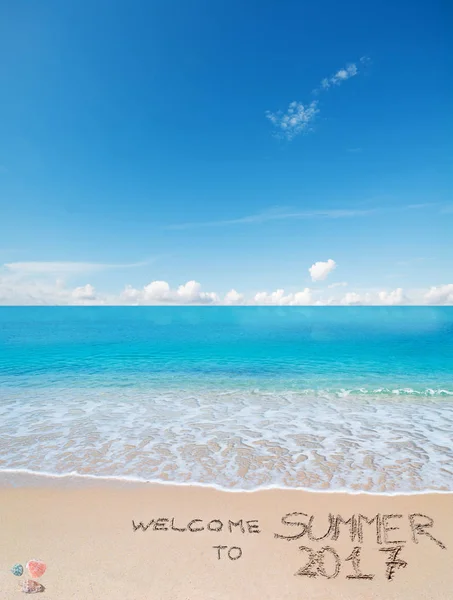 Bienvenido al verano 2017 escrito en una playa tropical — Foto de Stock
