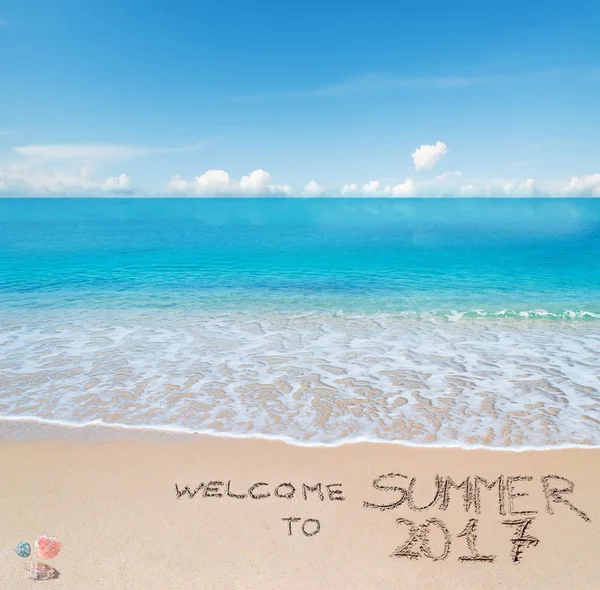 Bem-vindo ao verão 2017 escrito em uma praia tropical — Fotografia de Stock