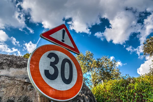 Sinal limite de velocidade sob um céu nublado — Fotografia de Stock