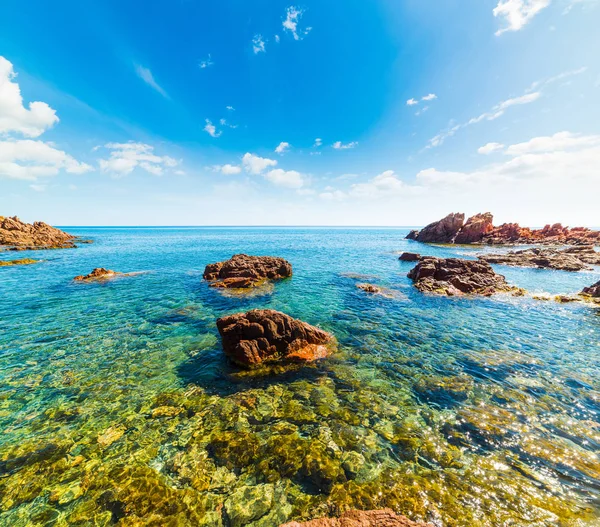 Agua clara en la costa de Su Sirboni —  Fotos de Stock