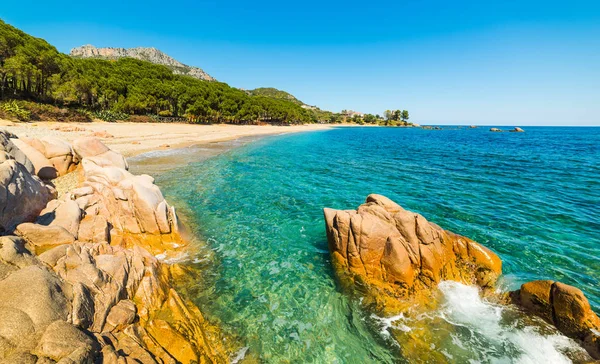 Rocas y mar azul en la costa de Santa Maria Navarra — Foto de Stock