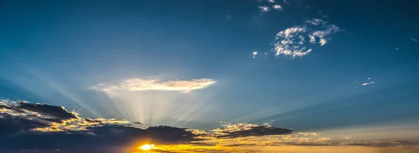 Moln och blå himmel i solnedgången — Stockfoto