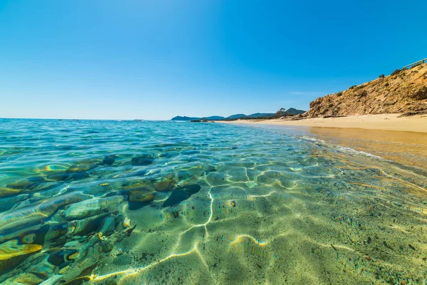 Clear water on a sunny day in Santa Giusta — Stock Photo, Image