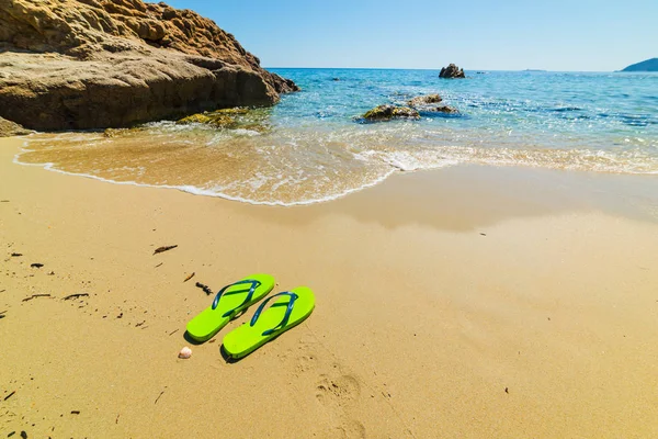 Flip flops på stranden i Santa Giusta shore - Stock-foto
