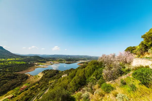 Lago Temo sob um céu limpo na primavera — Fotografia de Stock