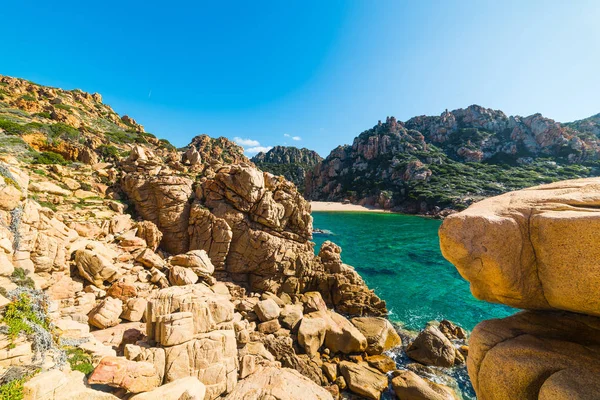 Rocas amarillas junto al mar en la playa de Li Cossi —  Fotos de Stock