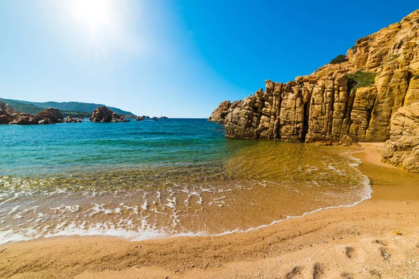 Färgglada stranden i Costa Paradiso — Stockfoto