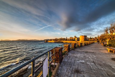 Alghero seafront adlı günbatımı üzerinde bulutlu gökyüzü