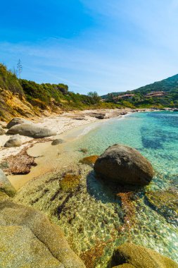 Cala Caterina shore kayalarda