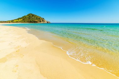 Cala Monte Turno güneşli bir bahar içinde