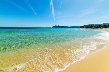 Cala Monte Turno turkuaz su