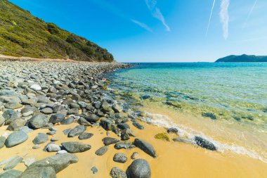Kayalar tarafından sahile Cala Monte Turno içinde