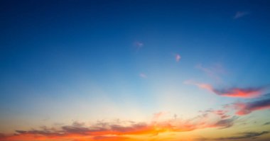 Turuncu bulutlar ve alacakaranlıkta mavi gökyüzü