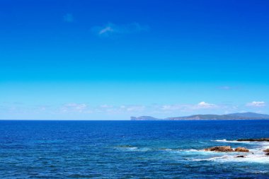 Capo Caccia mavi gökyüzü altında