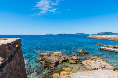 Alghero sahil üzerinde açık gökyüzü