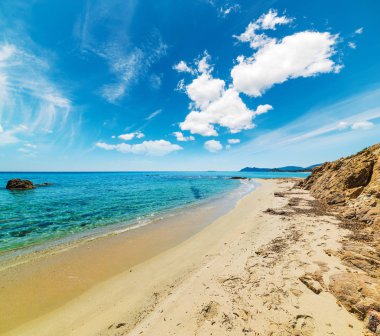 Santa Giusta kıyı üzerinde bulutlu gökyüzü