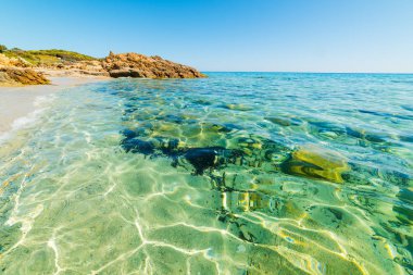 Kristal berraklığında su Santa Giusta shore