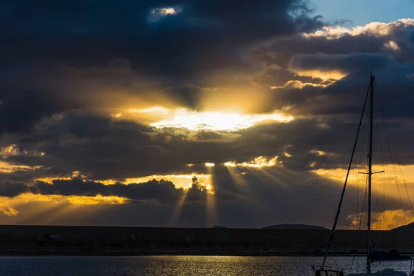 Cielo drammatico sul mare al tramonto — Foto Stock