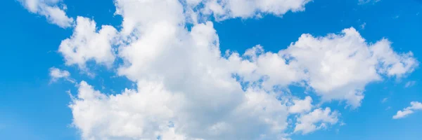 Кучевые облака и голубое небо — стоковое фото