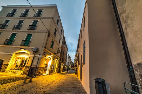 Calle estrecha en el casco antiguo de Alghero al atardecer — Foto de Stock