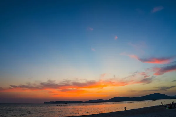 Nuages orange et ciel bleu au coucher du soleil — Photo