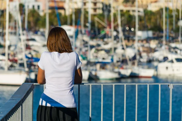 Menina olhando para o porto — Fotografia de Stock