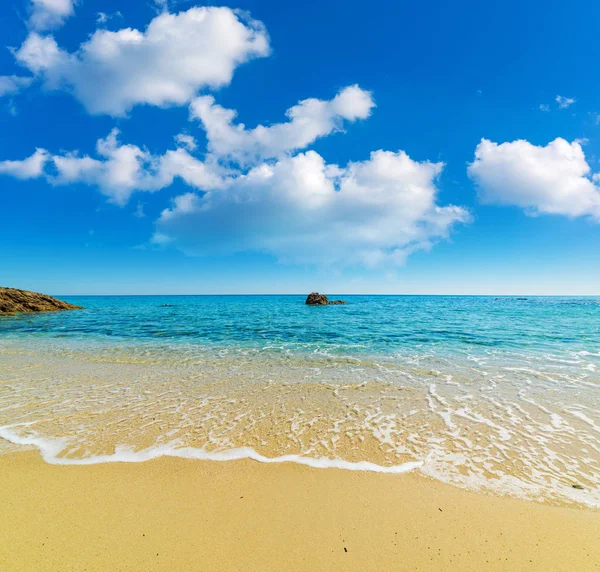 Nuvens sobre a costa de Santa Giusta — Fotografia de Stock