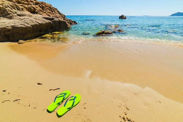 Santa Giusta deniz yoluyla flip flop — Stok fotoğraf