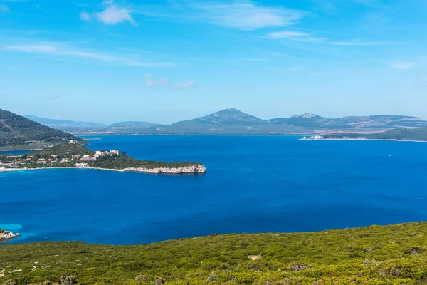 Mar azul en la bahía de Capo Caccia —  Fotos de Stock