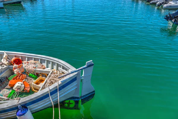 Gammal fiskebåt i Alghero hamn — Stockfoto