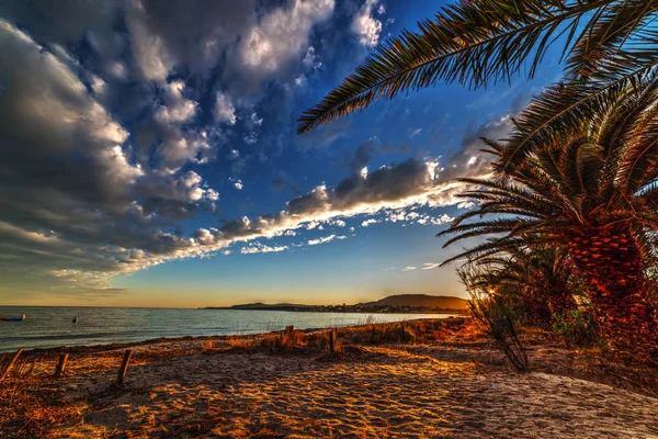 Cielo nublado sobre el mar al atardecer — Foto de Stock