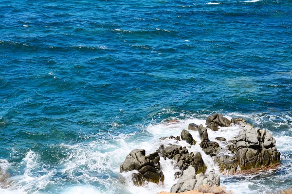 Blauwe zee en rotsen in Sardinië — Stockfoto