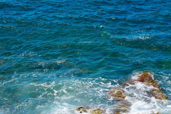 Acqua blu e rocce in Sardegna — Foto Stock