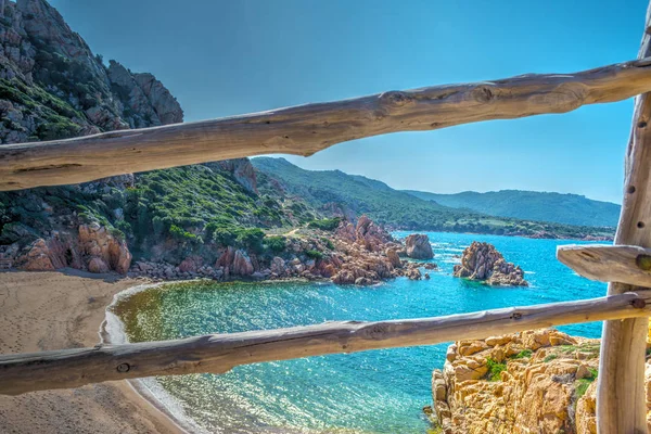 Pasamanos de madera en la playa de Li Cossi — Foto de Stock