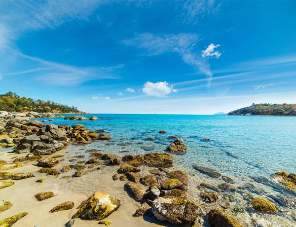 Rotsen en zand in Porto Frailis — Stockfoto