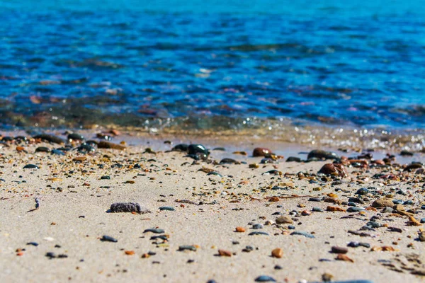 Ciottoli e mare blu a Porto Frailis — Foto Stock