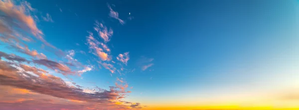 Bunter Himmel bei Sonnenuntergang — Stockfoto