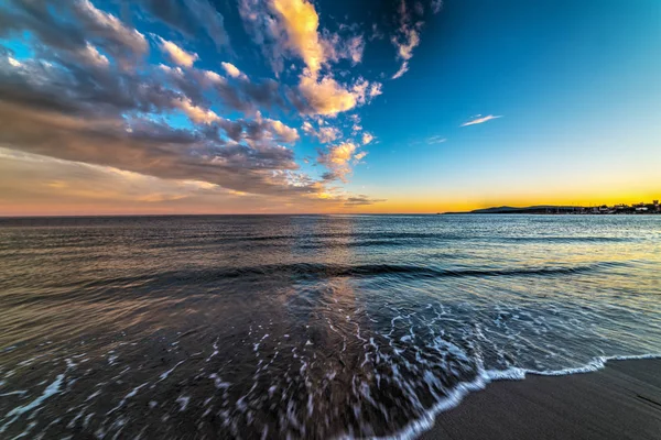 Dramatiska himlen över Alghero strandlinjen — Stockfoto