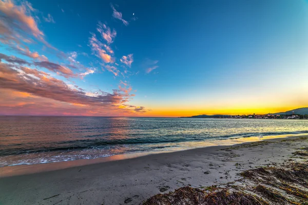 Färgsprakande solnedgång i Alghero shore — Stockfoto