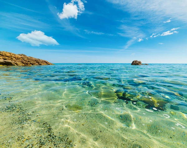 Mar azul na costa de Santa Giusta — Fotografia de Stock