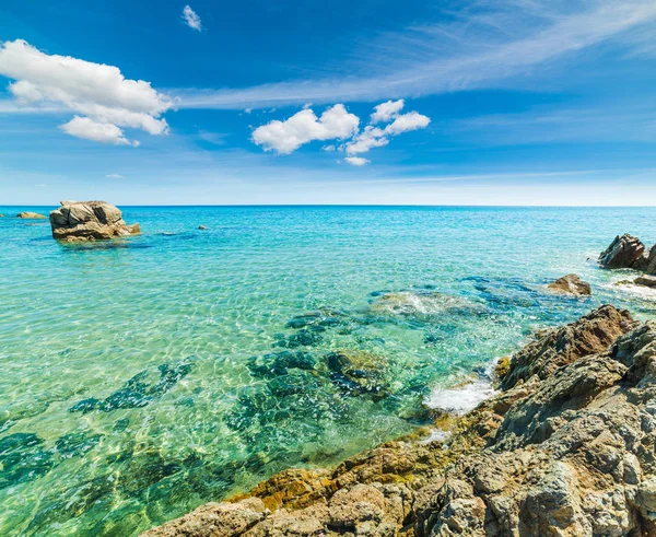 Felsen und klares Wasser am Strand von Santa Giusta — Stockfoto