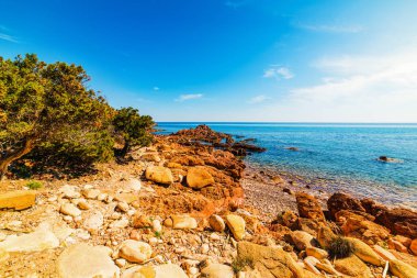 Kayalar tarafından sahile Su Sirboni Beach