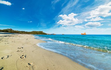 Cea plaj üzerinde bulutlu gökyüzü